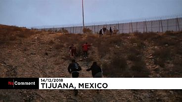 Mexiko: Familie mit Kleinkindern schafft es über Grenzzaun