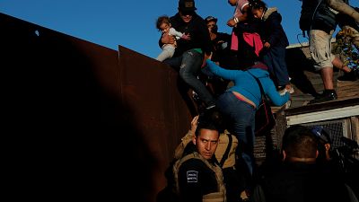 ABD'ye ulaşmak isteyen göçmenler zor şartlarda sınırı geçiyor
