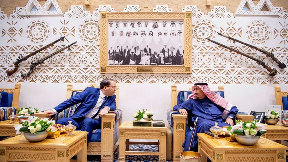 رئيس وزراء تونس يوسف الشاهد خلال اجتماع مع الملك سلمان بن عبد العزيز