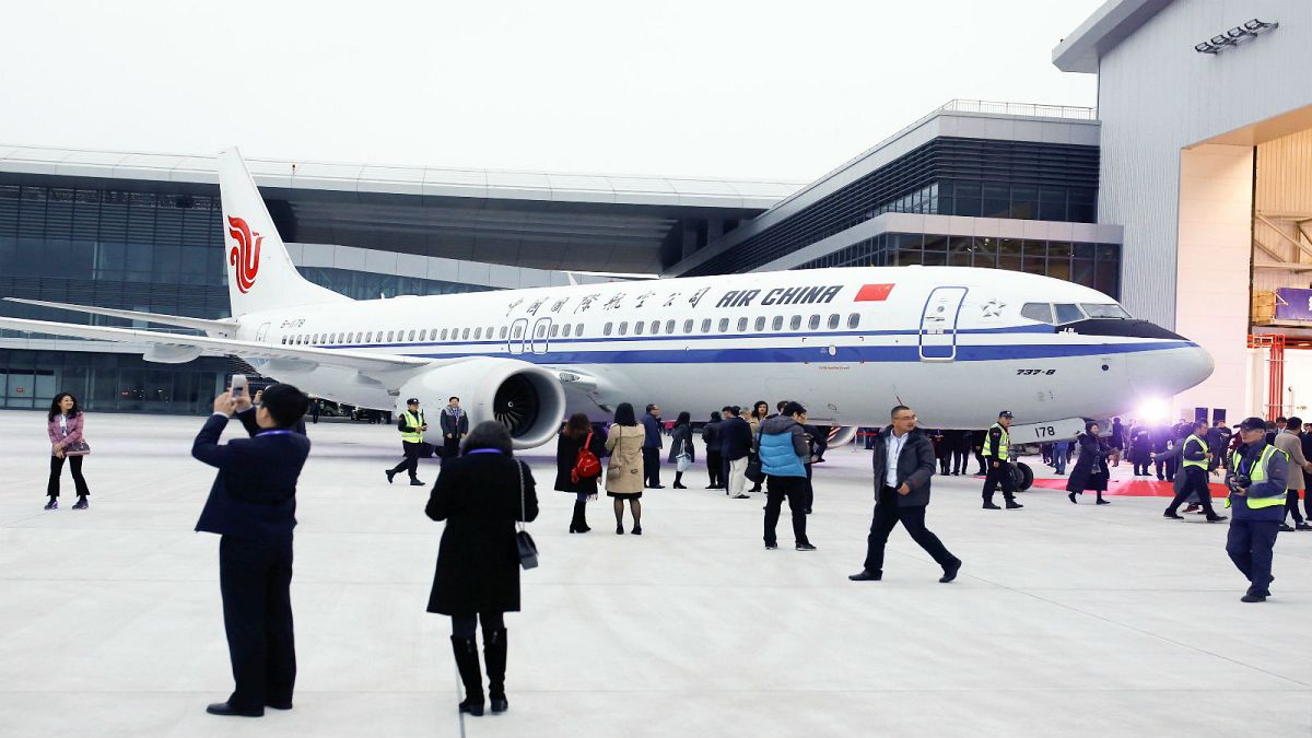 ضيوف يحضرون حفل تسليم أول طائرة من طراز 737 لشركة الطيران الصينية اير تشاين