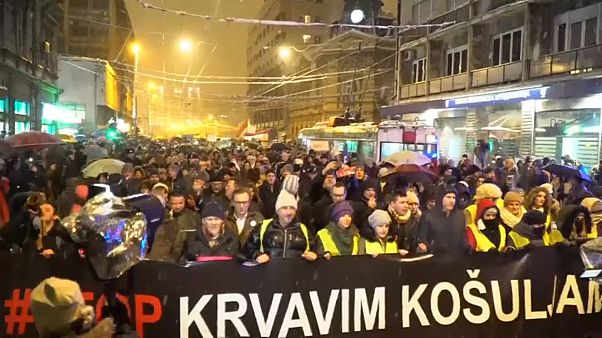 In Belgrad gehen erneut Tausende Demonstranten gegen die Regierung auf die Straße In Belgrad gehen erneut Tausende Demonstranten gegen die Regierung auf die Straße
