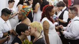 Video | 'Homofobik' yeni başkan endişesi: Eşcinseller için toplu evlilik töreni