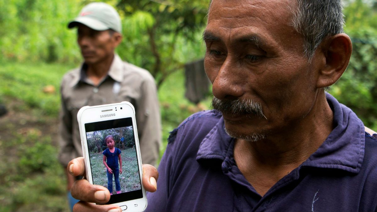 والد طفلة غواتيمالية يطالب الأمريكيين بإجراء تحقيق حول سبب وفاتها إثر احتجازها