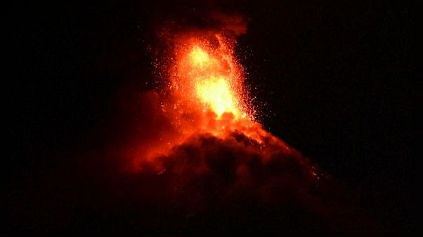 Soputan Yanardağı tekrar faaliyette: Küller 3 bin metrede Soputan Yanardağı tekrar faaliyette: Küller 3 bin metrede