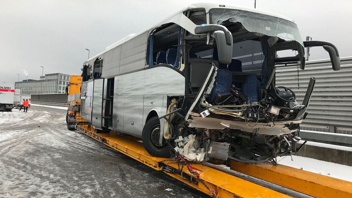 Schweiz: 1 Tote bei Unfall mit Reisebus