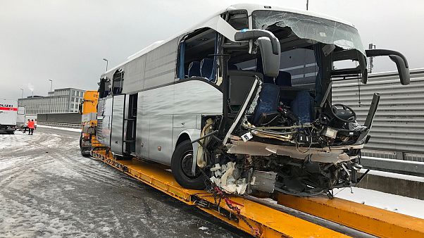 Zurich : un accident de bus fait 1 mort et 44 blessés Zurich : un accident de bus fait 1 mort et 44 blessés