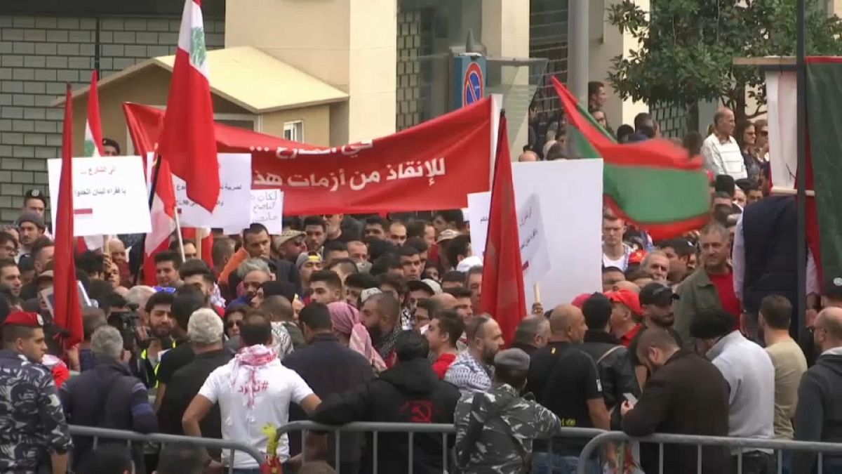 تظاهر المئات من اللبنانيين احتجاجا على عدم تشكل الحكومة وتردي الأوضاع 
