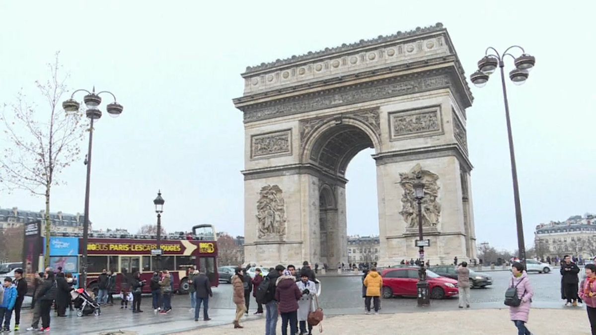 Domingo sem "coletes amarelos" em Paris