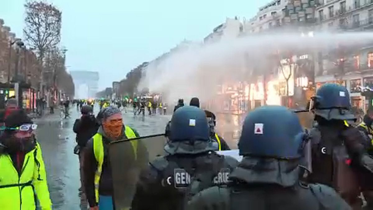 Yellow Vest protest: the clean up