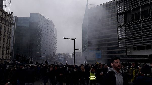 Bruxelles, 5.500 manifestanti contro Patto di Marrakech: scontri e polizia davanti a Commissione Ue Bruxelles, 5.500 manifestanti contro Patto di Marrakech: scontri e polizia davanti a Commissione Ue