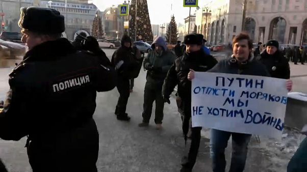 Mosca: arresti al sit-in per la pace con l'Ucraina Mosca: arresti al sit-in per la pace con l'Ucraina