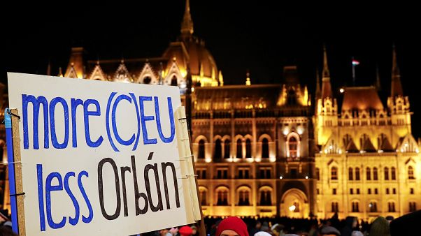 Les Hongrois contre la "loi esclavagiste" de Viktor Orbán Les Hongrois contre la "loi esclavagiste" de Viktor Orbán