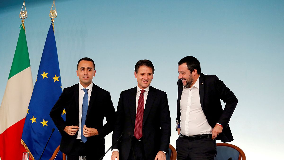 Il presidente del Consiglio Conte (al centro) con i vicepremier