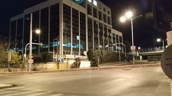 شاهد لحظة الانفجار قرب محطة "سكاي" اليونانية في أثينا شاهد لحظة الانفجار قرب محطة "سكاي" اليونانية في أثينا