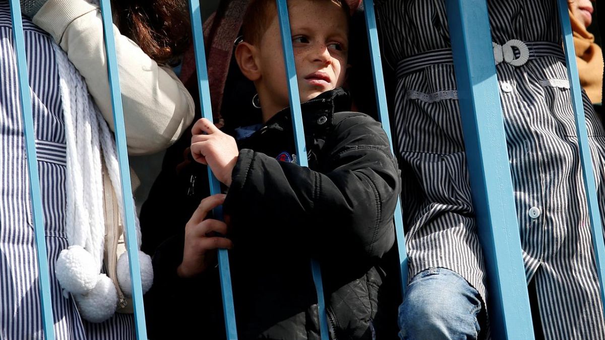 Gazze: BM koordinatörünün konuşmasını izleyen Filistinli bir çocuk