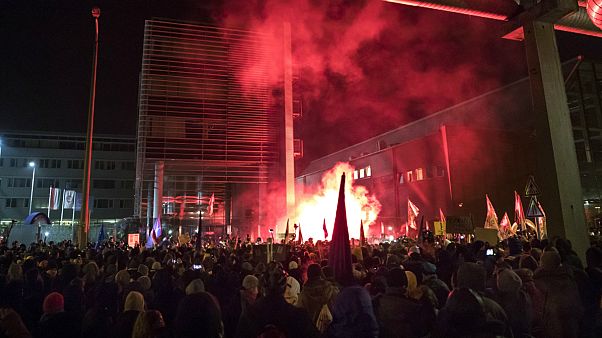 Erőszakkal dobták ki az ellenzéki képviselőket az MTVA-ból Erőszakkal dobták ki az ellenzéki képviselőket az MTVA-ból