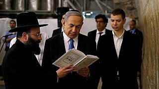 رئيس وزراء إسرائيل بنيامين نتنياهو وابنه يائير عند حائط البراق (المبكى)