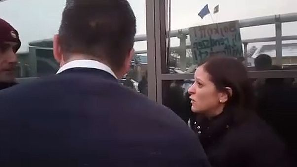 Kitették a képviselőket a közmédia székházából Kitették a képviselőket a közmédia székházából