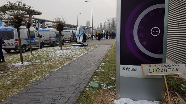 Egyre több a rendőr az MTVA-székháznál Egyre több a rendőr az MTVA-székháznál