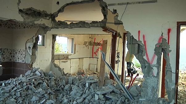 شاهد: إسرائيل تهدم منزل فلسطيني قتل جنديين لها في الضفة الغربية المحتلة شاهد: إسرائيل تهدم منزل فلسطيني قتل جنديين لها في الضفة الغربية المحتلة