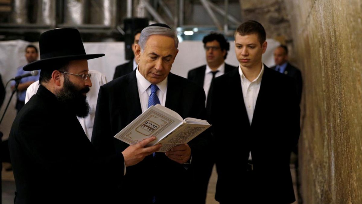 İsrail Başbakanı Binyamin Netanyahu, oğlu Yair ile birlikte