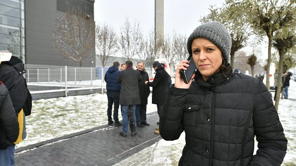 Szél Bernadett az MTVA székháza előtt Szél Bernadett az MTVA székháza előtt