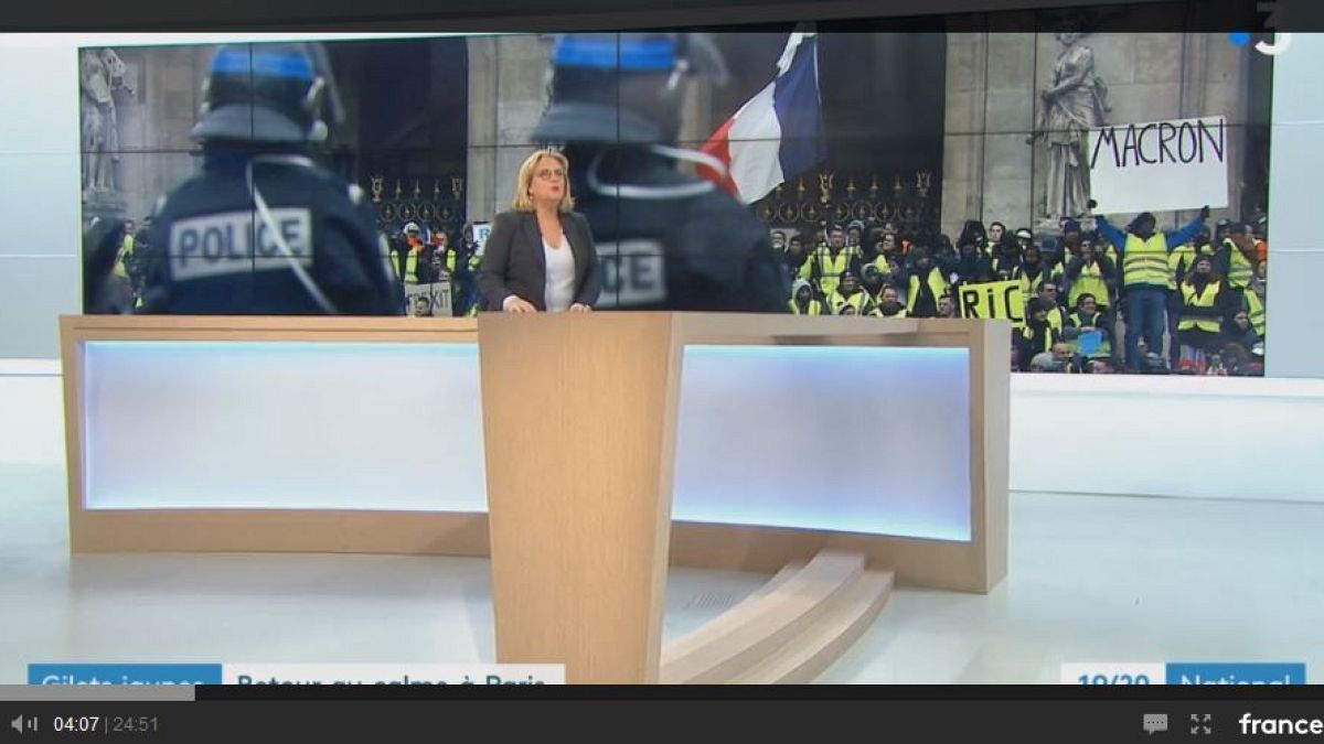 Sarı yeleklilerin pankartı sansürlü yayınlandı, Fransız kanalı 'insani hata' dedi