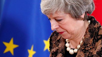Brexit : Theresa May maintient le cap, l'opposition contre-attaque