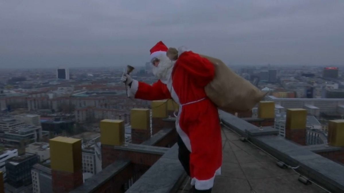 بابانوئلی که با فرود آمدن از بالای برج برای کودکان هدیه آورد