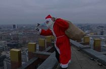 Babbo Natale arriva....calandosi da un grattacielo