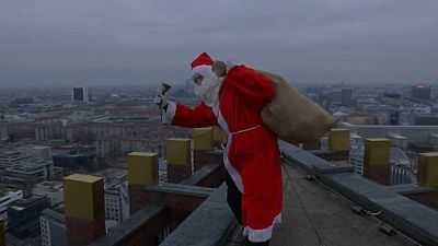 Pai Natal desce uma torre em Berlim