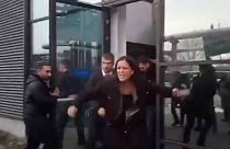 İki Macar milletvekili devlet televizyonundan yaka paça dışarı atıldı
