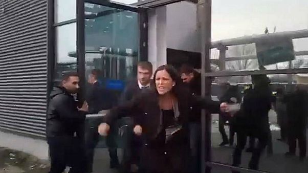 İki Macar milletvekili devlet televizyonundan yaka paça dışarı atıldı İki Macar milletvekili devlet televizyonundan yaka paça dışarı atıldı