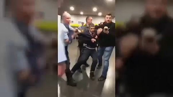 Hadházy Ákost kétszer is kidobták a közmédia épületéből Hadházy Ákost kétszer is kidobták a közmédia épületéből