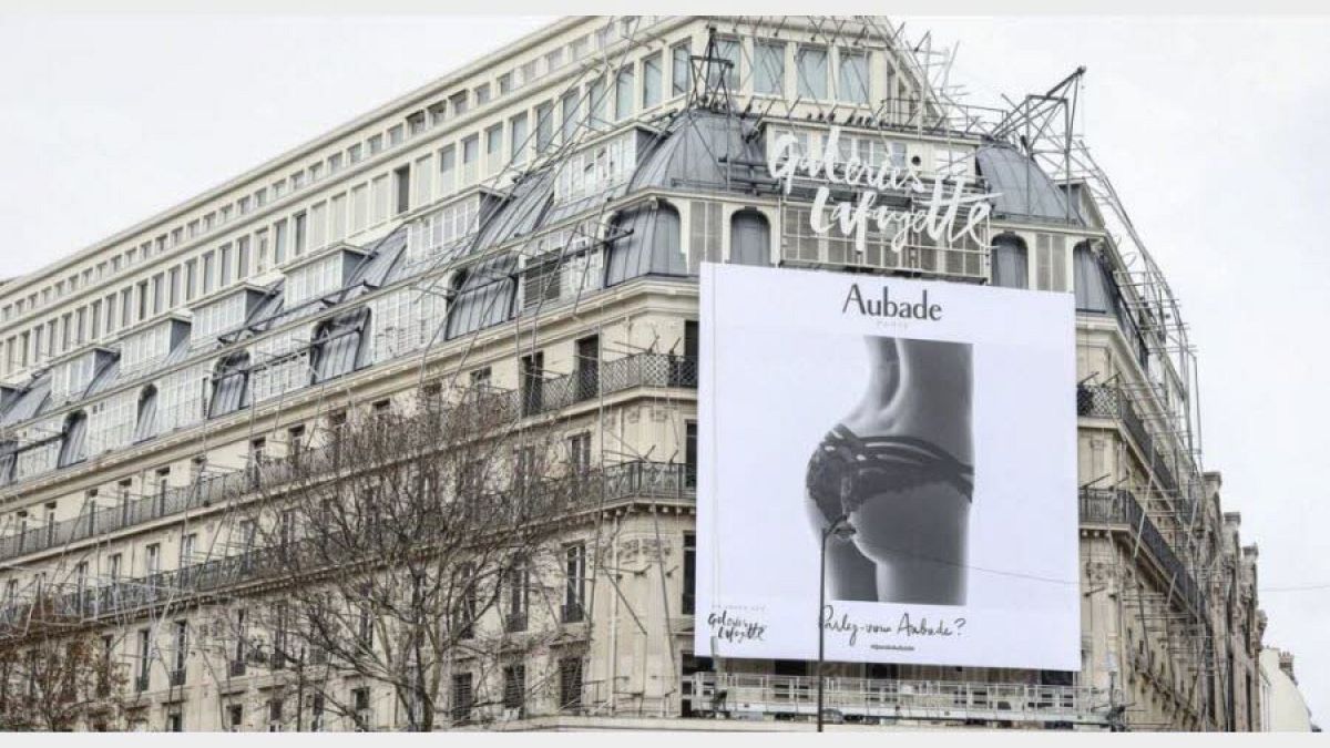 Une affiche jugée sexiste retirée des Galeries Lafayette