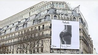 Une affiche jugée sexiste retirée des Galeries Lafayette