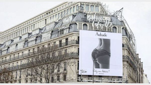 Une affiche jugée sexiste retirée des Galeries Lafayette Une affiche jugée sexiste retirée des Galeries Lafayette