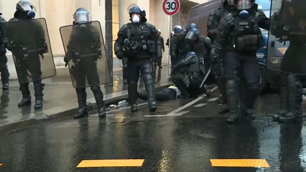 Fransa’da iktidara öfkeli polis sendikasından çağrı: Çarşamba günü karakolları kapatalım Fransa’da iktidara öfkeli polis sendikasından çağrı: Çarşamba günü karakolları kapatalım