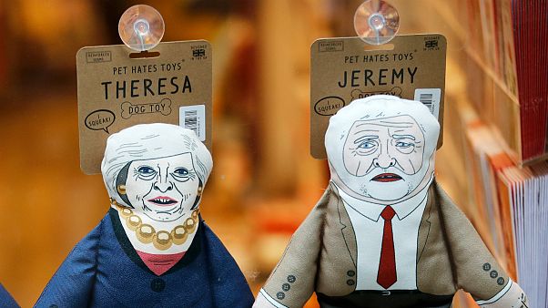 Theresa May e Jeremy Corbyn caricaturados como brinquedos caninos Theresa May e Jeremy Corbyn caricaturados como brinquedos caninos