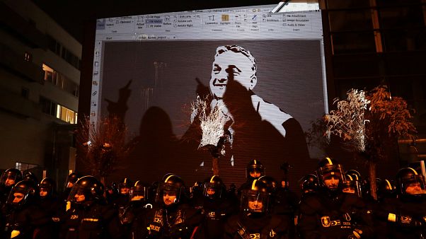 Televisão pública torna-se epicentro de protestos contra Orbán Televisão pública torna-se epicentro de protestos contra Orbán