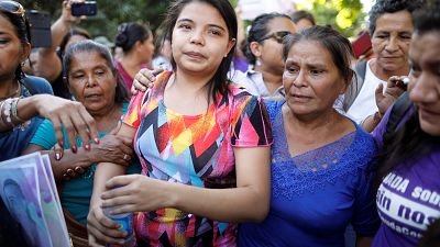 Absuelta la salvadoreña acusada de intentar abortar tras años de violaciones