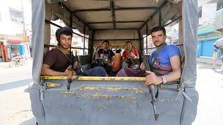 مسلحون حوثيون يقومون بدوريات في شارع في الحديدة