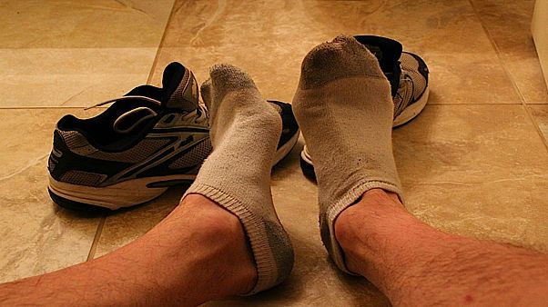 اشتم جواربه فأصيب بذبحة صدرية! اشتم جواربه فأصيب بذبحة صدرية!