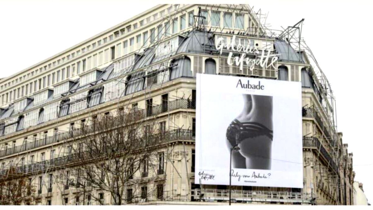 Paris'te modelin yüzü çıkarılan kalça görselli iç çamaşırı reklamına tepki