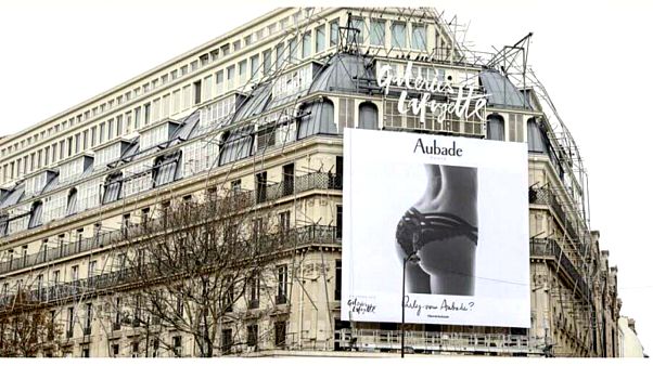 Paris'te modelin yüzü çıkarılan kalça görselli iç çamaşırı reklamına tepki Paris'te modelin yüzü çıkarılan kalça görselli iç çamaşırı reklamına tepki