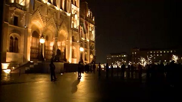 После шести дней протестов на акцию оппозиции в Будапеште вышли десятки людей После шести дней протестов на акцию оппозиции в Будапеште вышли десятки людей