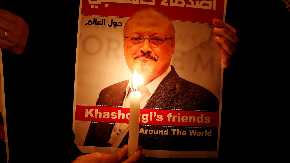 Ein Demonstrant hält ein Bild des saudischen Journalisten Jamal Khashoggi.