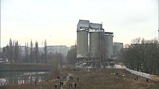 Wroclaw consuma implosão de silos de cimento junto ao rio Odra