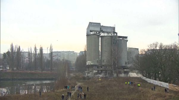 Wroclaw consuma implosão de silos de cimento junto ao rio Odra Wroclaw consuma implosão de silos de cimento junto ao rio Odra