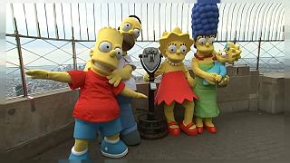 Video | Zirvedeki çizgi dizi Simpsonlar 30. yılını New York'un zirvesinde kutladı